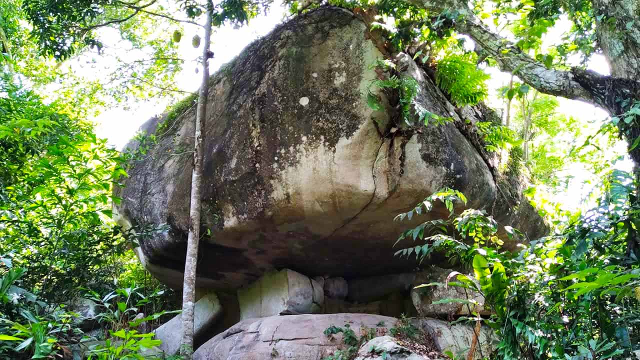 Hang đá trên đường leo núi