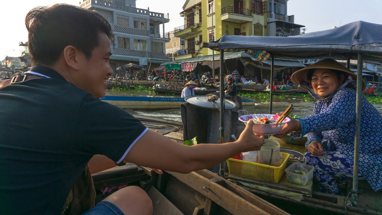 Ăn sáng ở chợ nổi Ngã Năm