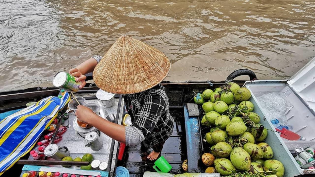 Cà phê nổi ở chợ nổi