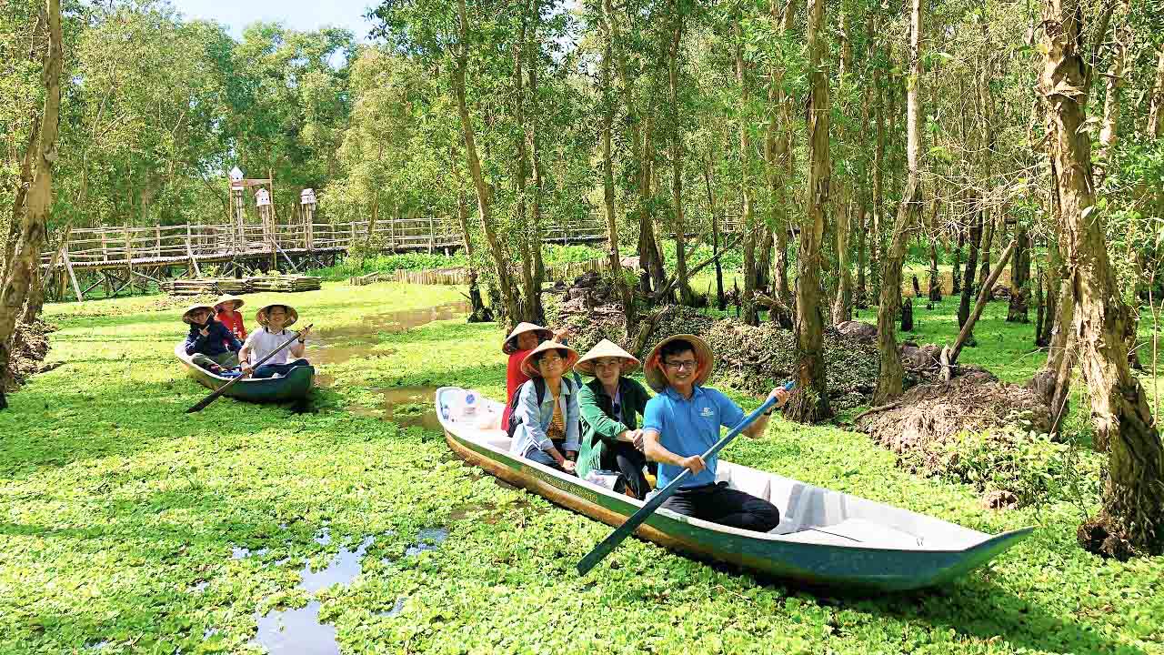 Trải nghiệm chèo xuồng trong rừng tràm