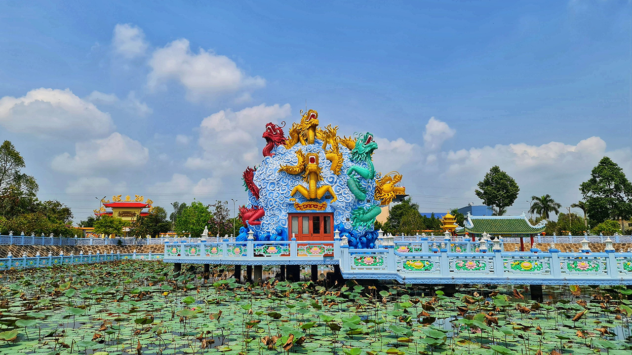 Hồ sen chùa Huỳnh Đạo rộng, mùa hè trổ hoa thơm ngát.