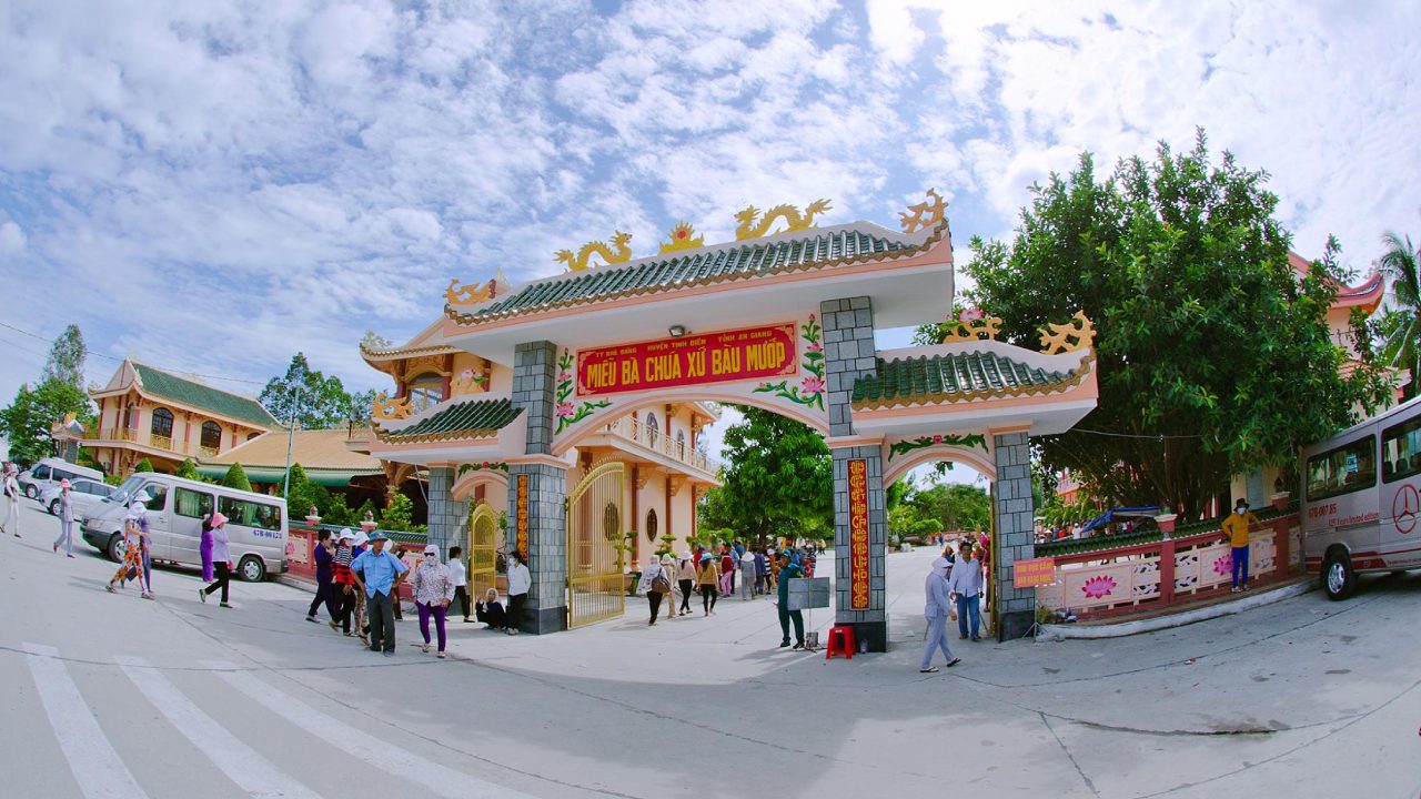 Cổng Tam Quan Miếu Bà