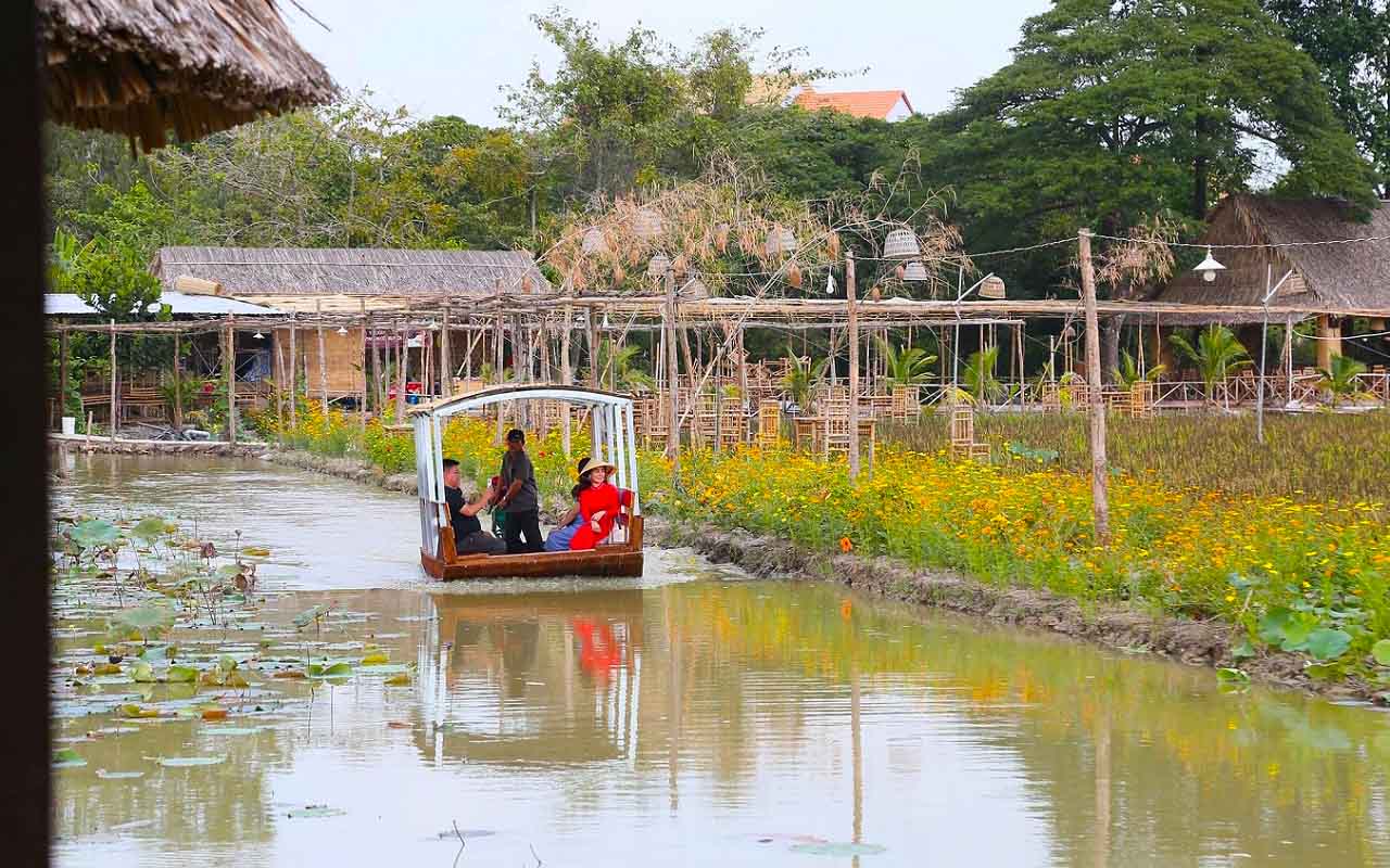 Du ngoạn Mỹ Phước Thành bằng xuồng ba lá