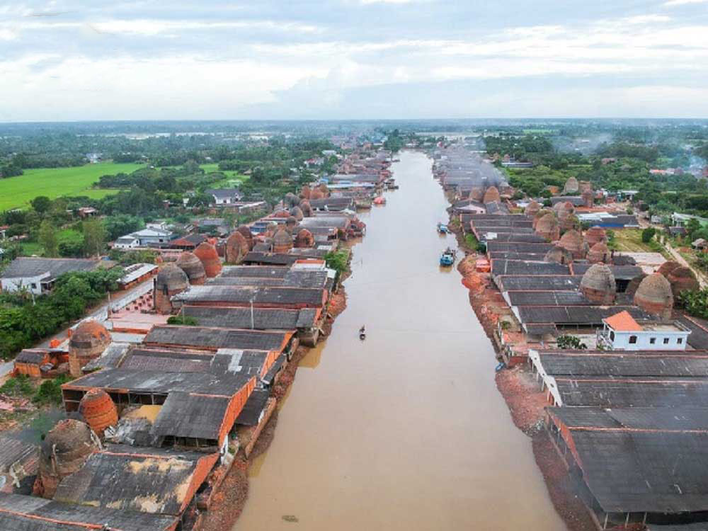 Khu lò gạch Mang Thít trải dài sông Cổ Chiên