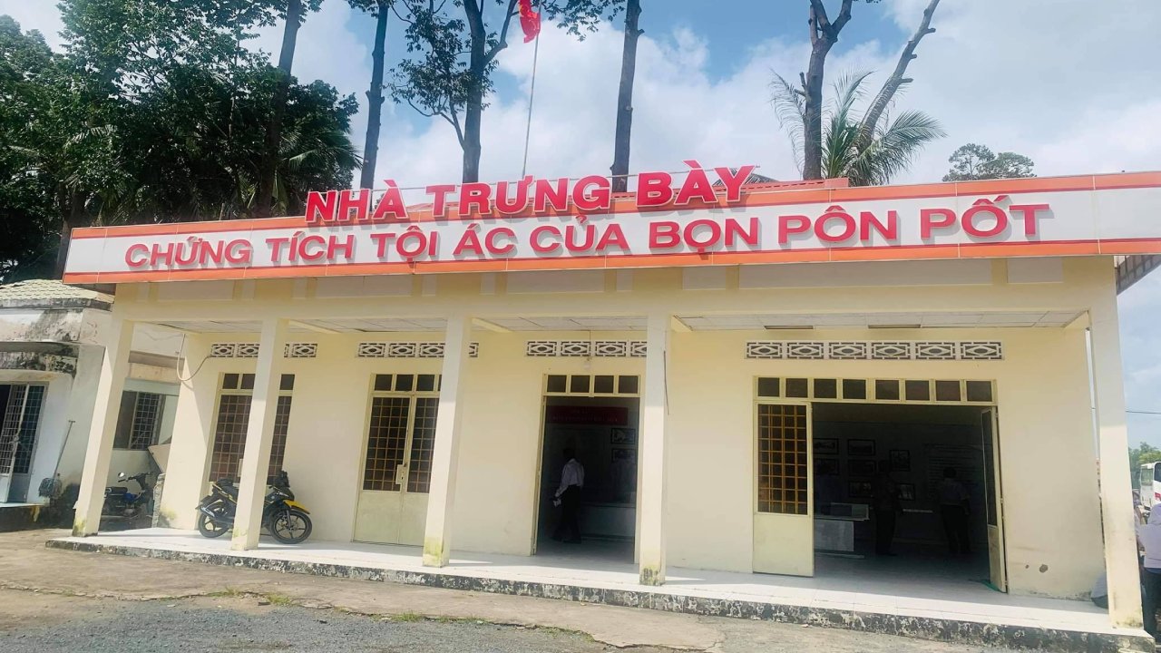 Nhà trưng bày ở nhà mồ Ba Chúc