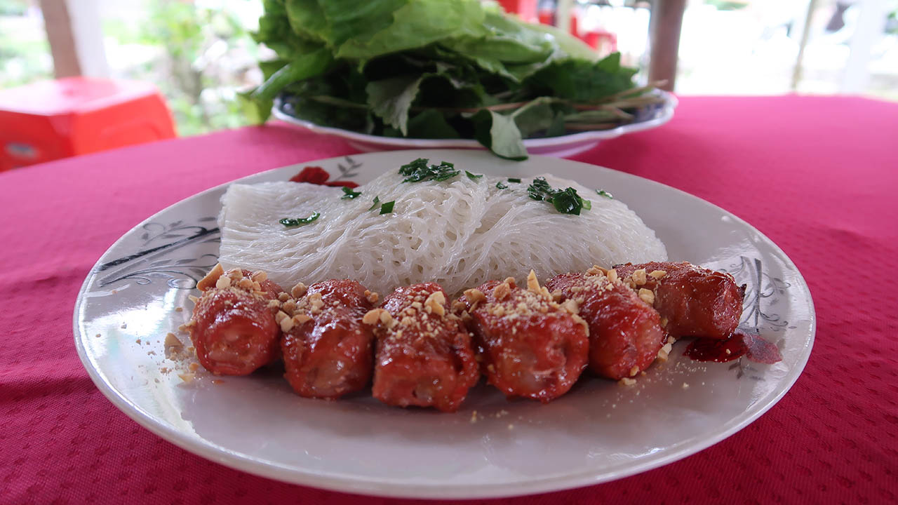 Thưởng thức bánh hỏi