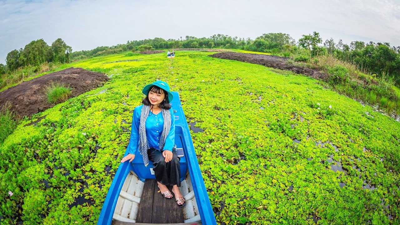 Thuyền đi tham quan Lung Ngọc Hoàng