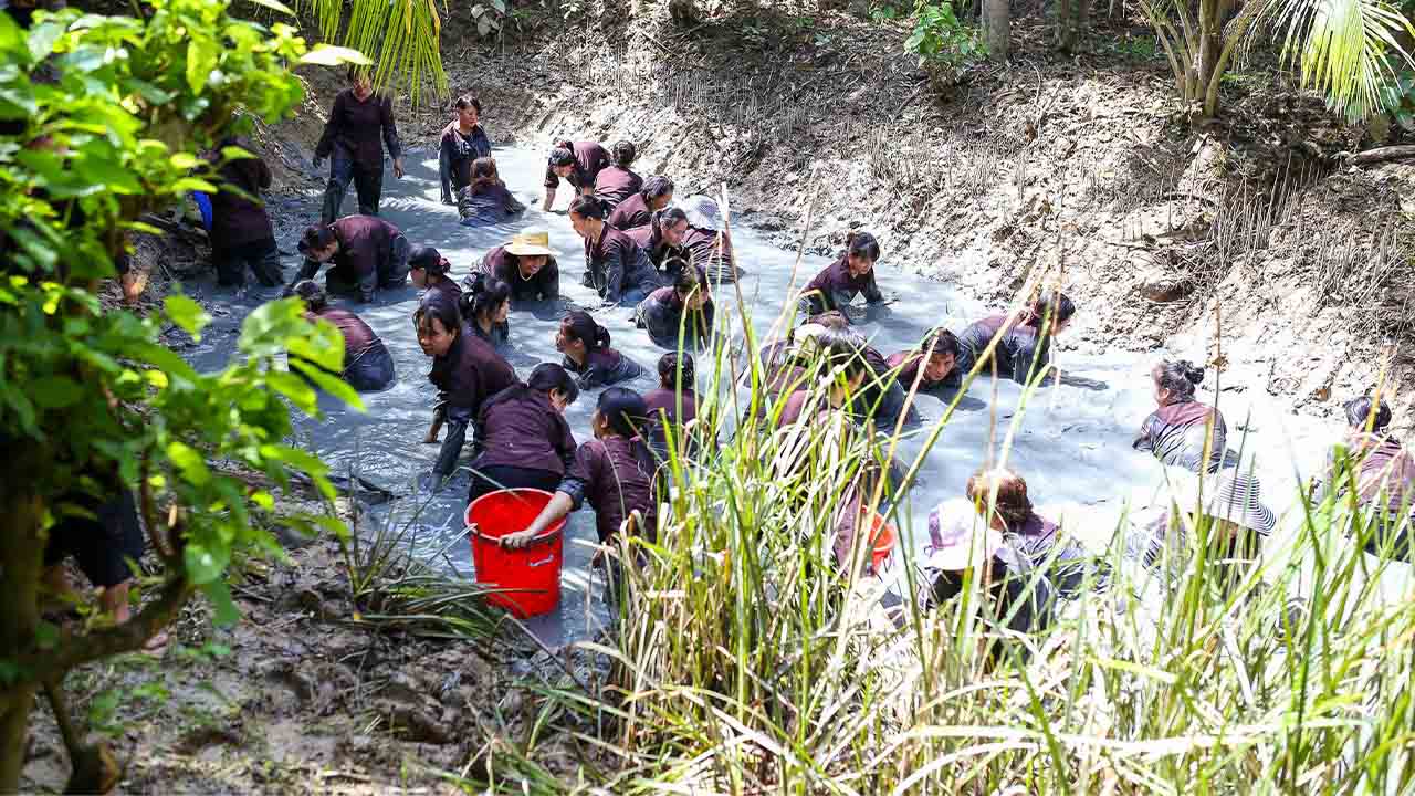 trải nghiệm mò cua bắt ốc