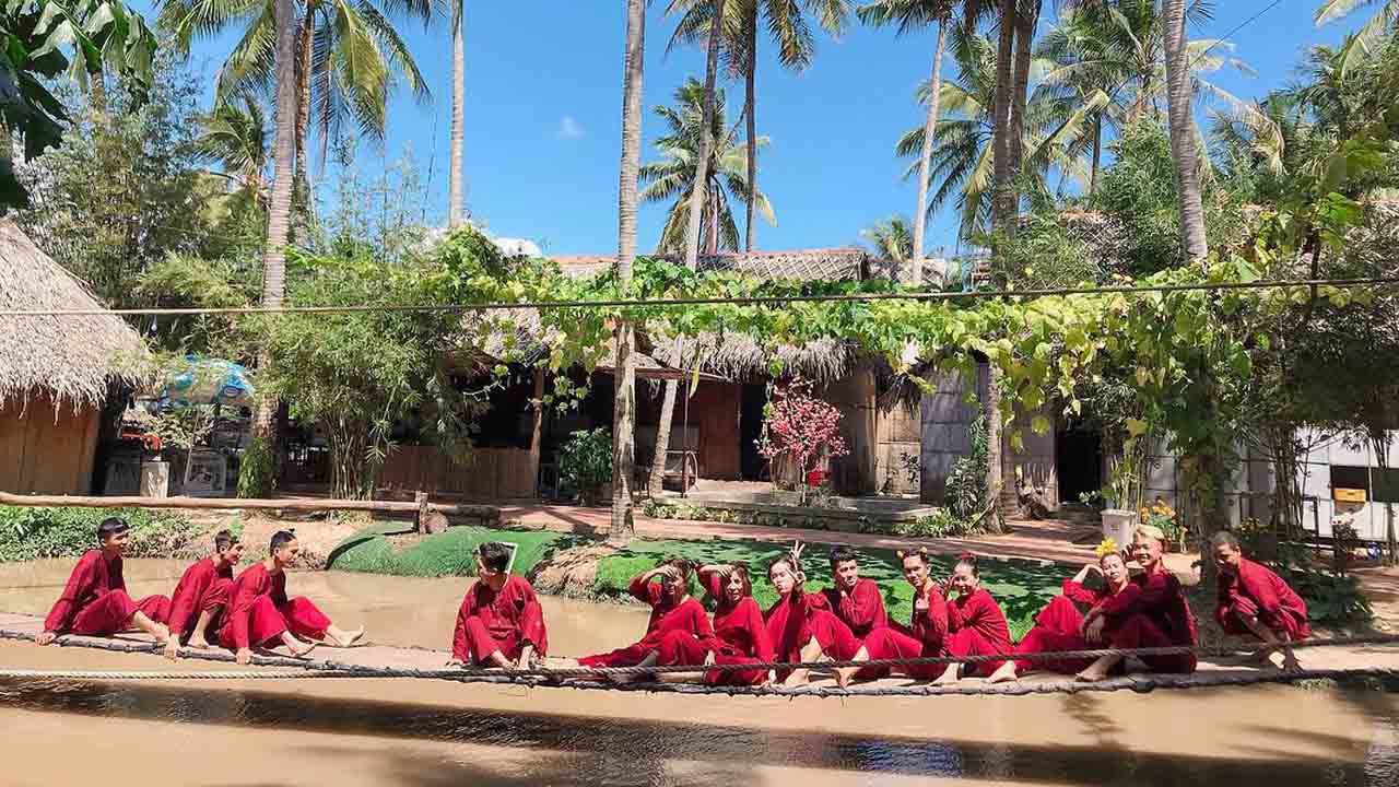 trò chơi dân gian tại khu du lịch làng bè bến tre